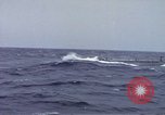 Standbild Amerikanische U-Boot-Crew feuert an und bläst ein schwimmendes Meine Pazifik, 1945, aus Sekunde 33 historischem Filmmaterial Videoclip 65675076043