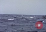 Standbild Amerikanische U-Boot-Crew feuert an und bläst ein schwimmendes Meine Pazifik, 1945, aus Sekunde 34 historischem Filmmaterial Videoclip 65675076043