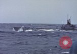 Standbild Amerikanische U-Boot-Crew feuert an und bläst ein schwimmendes Meine Pazifik, 1945, aus Sekunde 35 historischem Filmmaterial Videoclip 65675076043