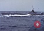Standbild Amerikanische U-Boot-Crew feuert an und bläst ein schwimmendes Meine Pazifik, 1945, aus Sekunde 36 historischem Filmmaterial Videoclip 65675076043
