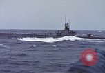 Standbild Amerikanische U-Boot-Crew feuert an und bläst ein schwimmendes Meine Pazifik, 1945, aus Sekunde 37 historischem Filmmaterial Videoclip 65675076043