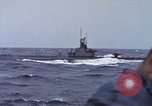 Standbild Amerikanische U-Boot-Crew feuert an und bläst ein schwimmendes Meine Pazifik, 1945, aus Sekunde 38 historischem Filmmaterial Videoclip 65675076043