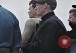 Standbild Amerikanische U-Boot-Crew feuert an und bläst ein schwimmendes Meine Pazifik, 1945, aus Sekunde 42 historischem Filmmaterial Videoclip 65675076043
