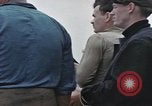 Standbild Amerikanische U-Boot-Crew feuert an und bläst ein schwimmendes Meine Pazifik, 1945, aus Sekunde 43 historischem Filmmaterial Videoclip 65675076043