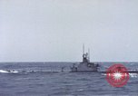 Standbild Amerikanische U-Boot-Crew feuert an und bläst ein schwimmendes Meine Pazifik, 1945, aus Sekunde 44 historischem Filmmaterial Videoclip 65675076043