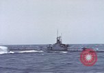 Standbild Amerikanische U-Boot-Crew feuert an und bläst ein schwimmendes Meine Pazifik, 1945, aus Sekunde 45 historischem Filmmaterial Videoclip 65675076043