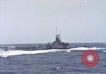 Standbild Amerikanische U-Boot-Crew feuert an und bläst ein schwimmendes Meine Pazifik, 1945, aus Sekunde 46 historischem Filmmaterial Videoclip 65675076043