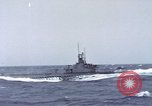Standbild Amerikanische U-Boot-Crew feuert an und bläst ein schwimmendes Meine Pazifik, 1945, aus Sekunde 47 historischem Filmmaterial Videoclip 65675076043