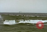 Standbild Amerikanische U-Boot-Crew feuert an und bläst ein schwimmendes Meine Pazifik, 1945, aus Sekunde 50 historischem Filmmaterial Videoclip 65675076043