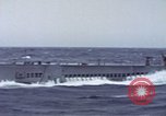 Standbild Amerikanische U-Boot-Crew feuert an und bläst ein schwimmendes Meine Pazifik, 1945, aus Sekunde 51 historischem Filmmaterial Videoclip 65675076043