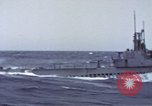 Standbild Amerikanische U-Boot-Crew feuert an und bläst ein schwimmendes Meine Pazifik, 1945, aus Sekunde 52 historischem Filmmaterial Videoclip 65675076043