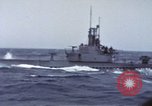 Standbild Amerikanische U-Boot-Crew feuert an und bläst ein schwimmendes Meine Pazifik, 1945, aus Sekunde 53 historischem Filmmaterial Videoclip 65675076043