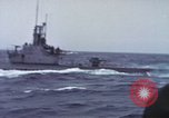 Standbild Amerikanische U-Boot-Crew feuert an und bläst ein schwimmendes Meine Pazifik, 1945, aus Sekunde 54 historischem Filmmaterial Videoclip 65675076043