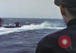 Standbild Amerikanische U-Boot-Crew feuert an und bläst ein schwimmendes Meine Pazifik, 1945, aus Sekunde 55 historischem Filmmaterial Videoclip 65675076043