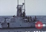 Standbild Amerikanische U-Boot-Crew feuert an und bläst ein schwimmendes Meine Pazifik, 1945, aus Sekunde 56 historischem Filmmaterial Videoclip 65675076043
