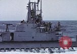 Standbild Amerikanische U-Boot-Crew feuert an und bläst ein schwimmendes Meine Pazifik, 1945, aus Sekunde 57 historischem Filmmaterial Videoclip 65675076043
