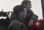 Standbild Amerikanische U-Boot-Crew feuert an und bläst ein schwimmendes Meine Pazifik, 1945, aus Sekunde 58 historischem Filmmaterial Videoclip 65675076043