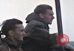 Standbild Amerikanische U-Boot-Crew feuert an und bläst ein schwimmendes Meine Pazifik, 1945, aus Sekunde 60 historischem Filmmaterial Videoclip 65675076043