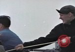 Standbild Amerikanische U-Boot-Crew feuert an und bläst ein schwimmendes Meine Pazifik, 1945, aus Sekunde 62 historischem Filmmaterial Videoclip 65675076043