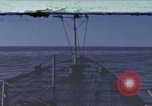 Standbild Das US-amerikanische U-Boot rettet den Überlebenden vor einem versunkenen japanischen Kriegsschiff Pazifik, 1945, aus Sekunde 1 historischem Filmmaterial Videoclip 65675076044