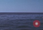 Standbild Das US-amerikanische U-Boot rettet den Überlebenden vor einem versunkenen japanischen Kriegsschiff Pazifik, 1945, aus Sekunde 5 historischem Filmmaterial Videoclip 65675076044