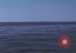 Standbild Das US-amerikanische U-Boot rettet den Überlebenden vor einem versunkenen japanischen Kriegsschiff Pazifik, 1945, aus Sekunde 6 historischem Filmmaterial Videoclip 65675076044