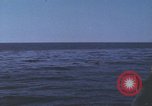 Standbild Das US-amerikanische U-Boot rettet den Überlebenden vor einem versunkenen japanischen Kriegsschiff Pazifik, 1945, aus Sekunde 7 historischem Filmmaterial Videoclip 65675076044