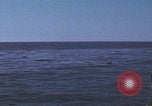 Standbild Das US-amerikanische U-Boot rettet den Überlebenden vor einem versunkenen japanischen Kriegsschiff Pazifik, 1945, aus Sekunde 8 historischem Filmmaterial Videoclip 65675076044
