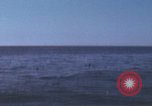 Standbild Das US-amerikanische U-Boot rettet den Überlebenden vor einem versunkenen japanischen Kriegsschiff Pazifik, 1945, aus Sekunde 9 historischem Filmmaterial Videoclip 65675076044