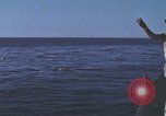 Standbild Das US-amerikanische U-Boot rettet den Überlebenden vor einem versunkenen japanischen Kriegsschiff Pazifik, 1945, aus Sekunde 11 historischem Filmmaterial Videoclip 65675076044