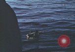 Standbild Das US-amerikanische U-Boot rettet den Überlebenden vor einem versunkenen japanischen Kriegsschiff Pazifik, 1945, aus Sekunde 14 historischem Filmmaterial Videoclip 65675076044