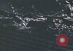 Standbild Das US-amerikanische U-Boot rettet den Überlebenden vor einem versunkenen japanischen Kriegsschiff Pazifik, 1945, aus Sekunde 16 historischem Filmmaterial Videoclip 65675076044