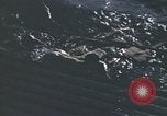 Standbild Das US-amerikanische U-Boot rettet den Überlebenden vor einem versunkenen japanischen Kriegsschiff Pazifik, 1945, aus Sekunde 17 historischem Filmmaterial Videoclip 65675076044