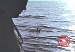 Standbild Das US-amerikanische U-Boot rettet den Überlebenden vor einem versunkenen japanischen Kriegsschiff Pazifik, 1945, aus Sekunde 18 historischem Filmmaterial Videoclip 65675076044