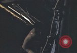 Standbild Das US-amerikanische U-Boot rettet den Überlebenden vor einem versunkenen japanischen Kriegsschiff Pazifik, 1945, aus Sekunde 22 historischem Filmmaterial Videoclip 65675076044