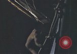 Standbild Das US-amerikanische U-Boot rettet den Überlebenden vor einem versunkenen japanischen Kriegsschiff Pazifik, 1945, aus Sekunde 23 historischem Filmmaterial Videoclip 65675076044