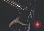 Standbild Das US-amerikanische U-Boot rettet den Überlebenden vor einem versunkenen japanischen Kriegsschiff Pazifik, 1945, aus Sekunde 24 historischem Filmmaterial Videoclip 65675076044