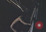 Standbild Das US-amerikanische U-Boot rettet den Überlebenden vor einem versunkenen japanischen Kriegsschiff Pazifik, 1945, aus Sekunde 25 historischem Filmmaterial Videoclip 65675076044