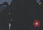 Standbild Das US-amerikanische U-Boot rettet den Überlebenden vor einem versunkenen japanischen Kriegsschiff Pazifik, 1945, aus Sekunde 28 historischem Filmmaterial Videoclip 65675076044