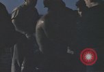 Standbild Das US-amerikanische U-Boot rettet den Überlebenden vor einem versunkenen japanischen Kriegsschiff Pazifik, 1945, aus Sekunde 30 historischem Filmmaterial Videoclip 65675076044