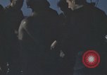Standbild Das US-amerikanische U-Boot rettet den Überlebenden vor einem versunkenen japanischen Kriegsschiff Pazifik, 1945, aus Sekunde 31 historischem Filmmaterial Videoclip 65675076044