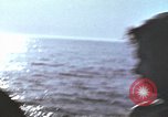 Standbild Das US-amerikanische U-Boot rettet den Überlebenden vor einem versunkenen japanischen Kriegsschiff Pazifik, 1945, aus Sekunde 32 historischem Filmmaterial Videoclip 65675076044