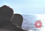 Standbild Das US-amerikanische U-Boot rettet den Überlebenden vor einem versunkenen japanischen Kriegsschiff Pazifik, 1945, aus Sekunde 33 historischem Filmmaterial Videoclip 65675076044