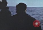 Standbild Das US-amerikanische U-Boot rettet den Überlebenden vor einem versunkenen japanischen Kriegsschiff Pazifik, 1945, aus Sekunde 34 historischem Filmmaterial Videoclip 65675076044