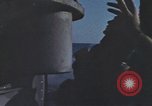 Standbild Das US-amerikanische U-Boot rettet den Überlebenden vor einem versunkenen japanischen Kriegsschiff Pazifik, 1945, aus Sekunde 35 historischem Filmmaterial Videoclip 65675076044