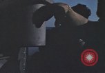 Standbild Das US-amerikanische U-Boot rettet den Überlebenden vor einem versunkenen japanischen Kriegsschiff Pazifik, 1945, aus Sekunde 36 historischem Filmmaterial Videoclip 65675076044