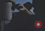 Standbild Das US-amerikanische U-Boot rettet den Überlebenden vor einem versunkenen japanischen Kriegsschiff Pazifik, 1945, aus Sekunde 37 historischem Filmmaterial Videoclip 65675076044