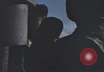 Standbild Das US-amerikanische U-Boot rettet den Überlebenden vor einem versunkenen japanischen Kriegsschiff Pazifik, 1945, aus Sekunde 38 historischem Filmmaterial Videoclip 65675076044