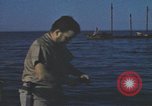 Standbild Das US-amerikanische U-Boot rettet den Überlebenden vor einem versunkenen japanischen Kriegsschiff Pazifik, 1945, aus Sekunde 40 historischem Filmmaterial Videoclip 65675076044