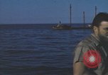 Standbild Das US-amerikanische U-Boot rettet den Überlebenden vor einem versunkenen japanischen Kriegsschiff Pazifik, 1945, aus Sekunde 41 historischem Filmmaterial Videoclip 65675076044